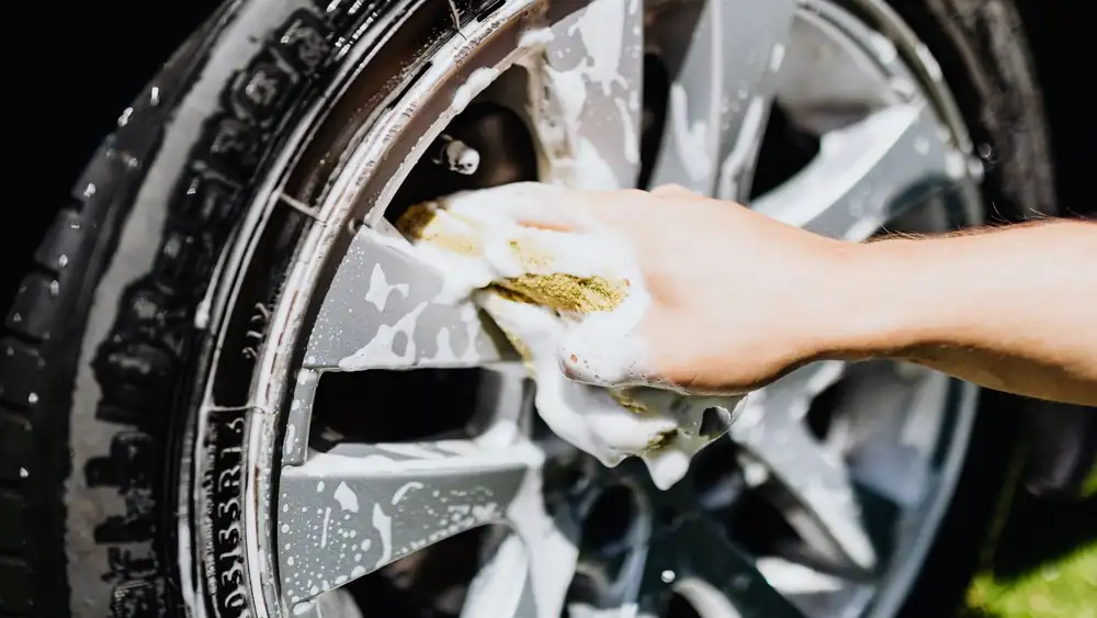 Bas de caisse et passages de roue : le lavage d'hiver que presque personne ne fait