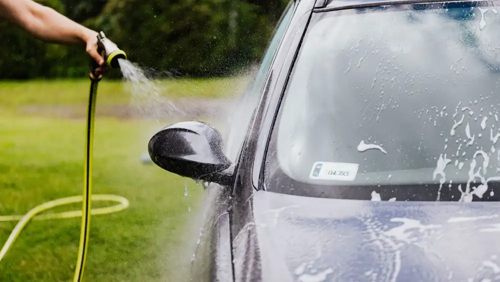 Combien de litres d'eau faut-il vraiment pour laver une voiture ?