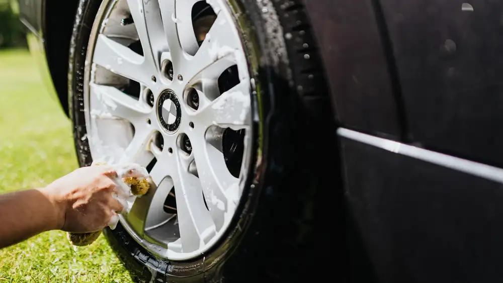 Laver sa voiture électrique : y a-t-il des précautions particulières