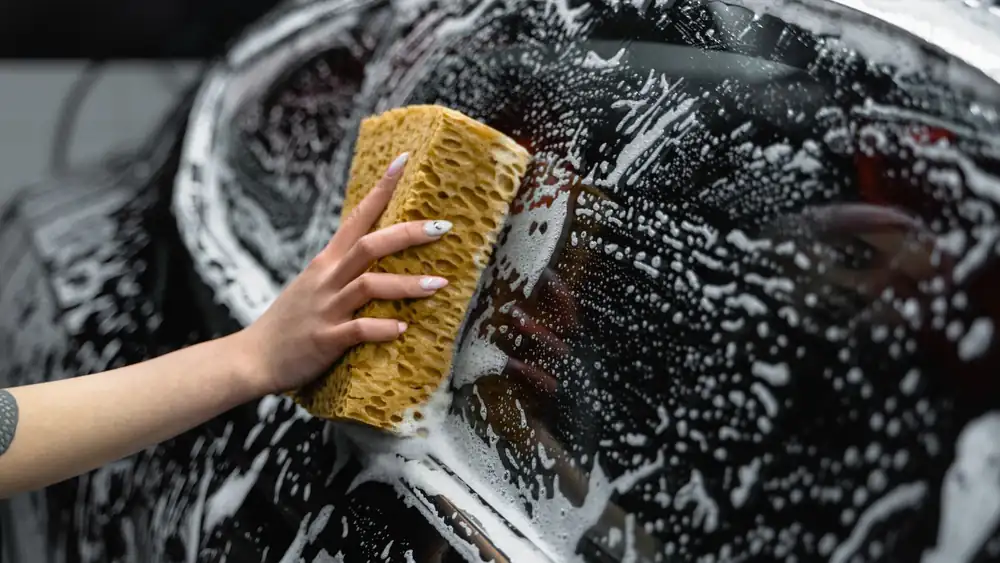 Portique, rouleaux ou haute pression : où laver sa voiture après un épisode de sable